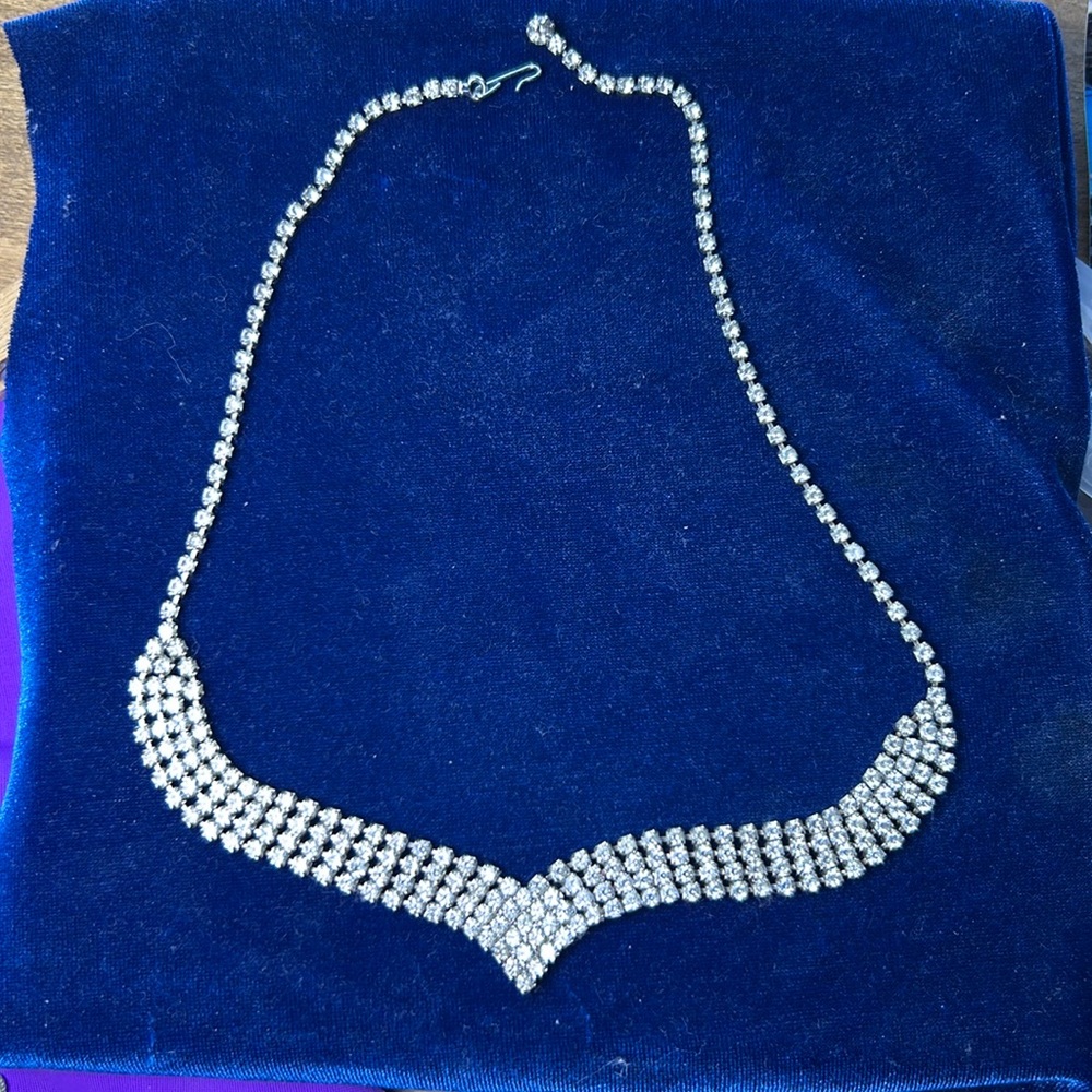 Beautiful vintage rhinestone necklace. This is like a choker.